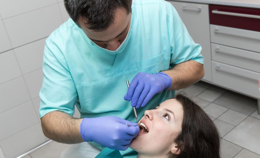 Ízületi betegségeket, koraszülést is okozhat a fogínysorvadás