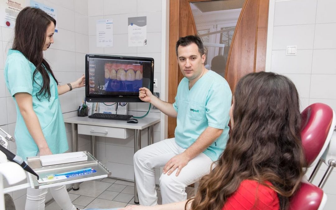 Fogágybetegség kezelése és vizsgálat a rendelőben.