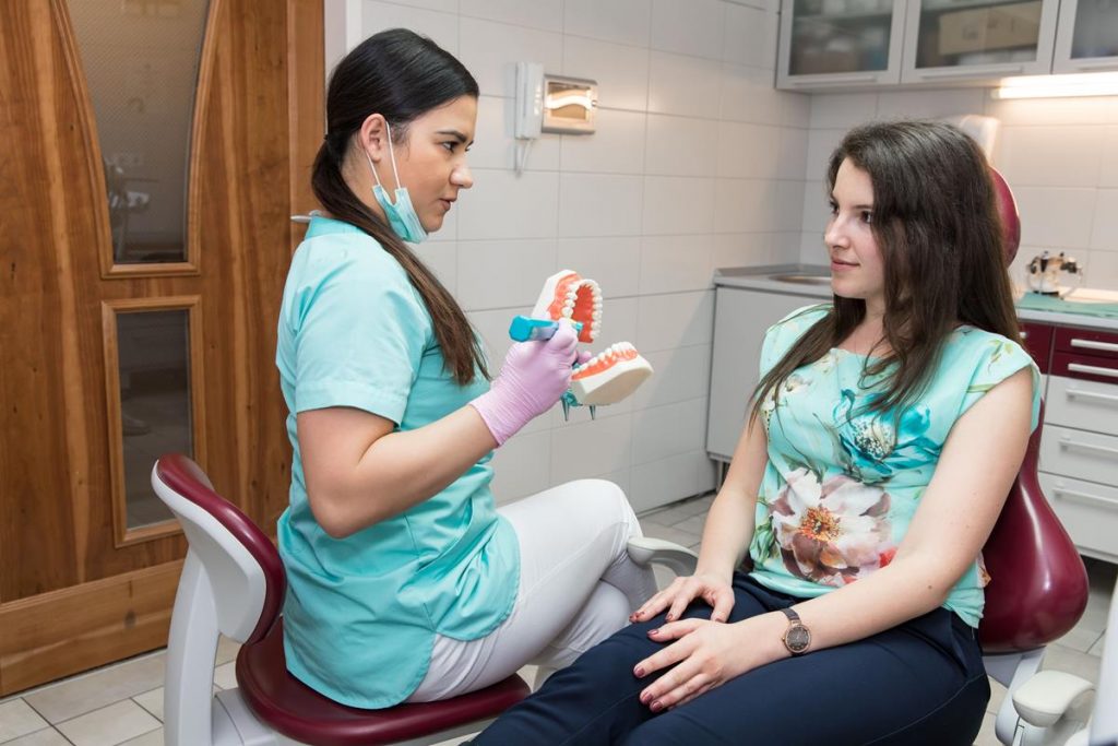 A helyes fogmosás bemutatása az ínyvisszahúzódás (ínyrecesszió) megelőzése érdekében.