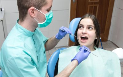 Az ínyvisszahúzódás, más néven ínyrecesszió okai, tünetei és kezelése