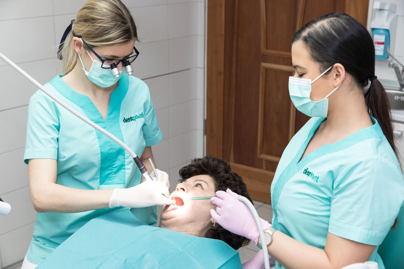 Ha korona alatt romlik a fog és a korona alatti gyökérkezelt fog fáj, elengedhetetlen a kezelés.