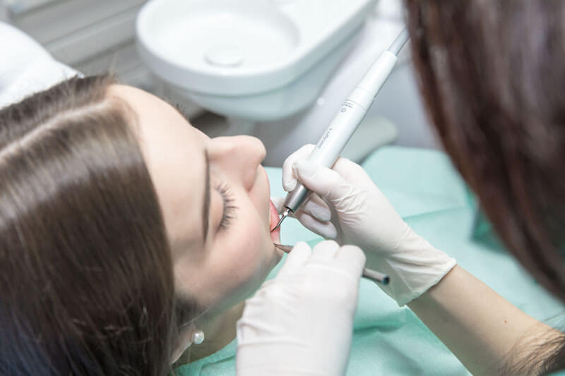 A mélyharapás kezelése felnőtteknél harapásemelő sín révén lehetséges.