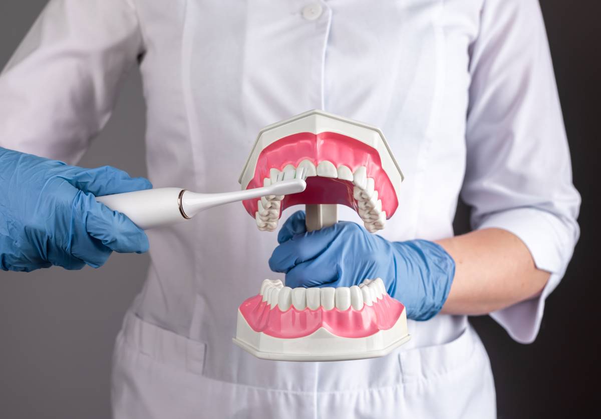 a szájpadlás nélküli kivehető fogsor esetében is nagyon fontos a megfelelő tisztítás