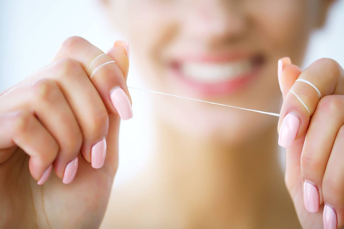 A fogselyem használatának első lépése a feltekerés az ujjakra