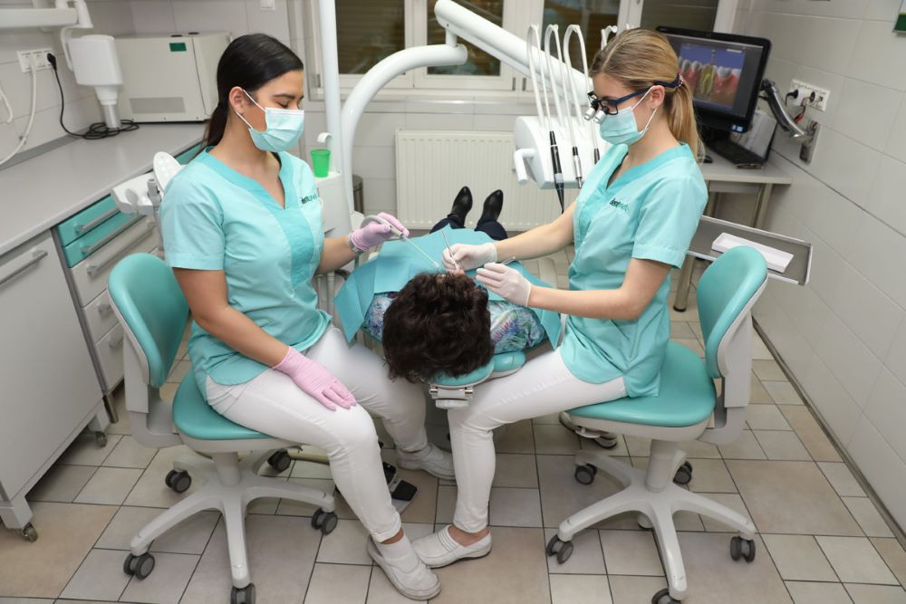 A pericoronitis a fogíny gyulladása, duzzanata, amely az előtörőben lévő fogak körül alakul ki.