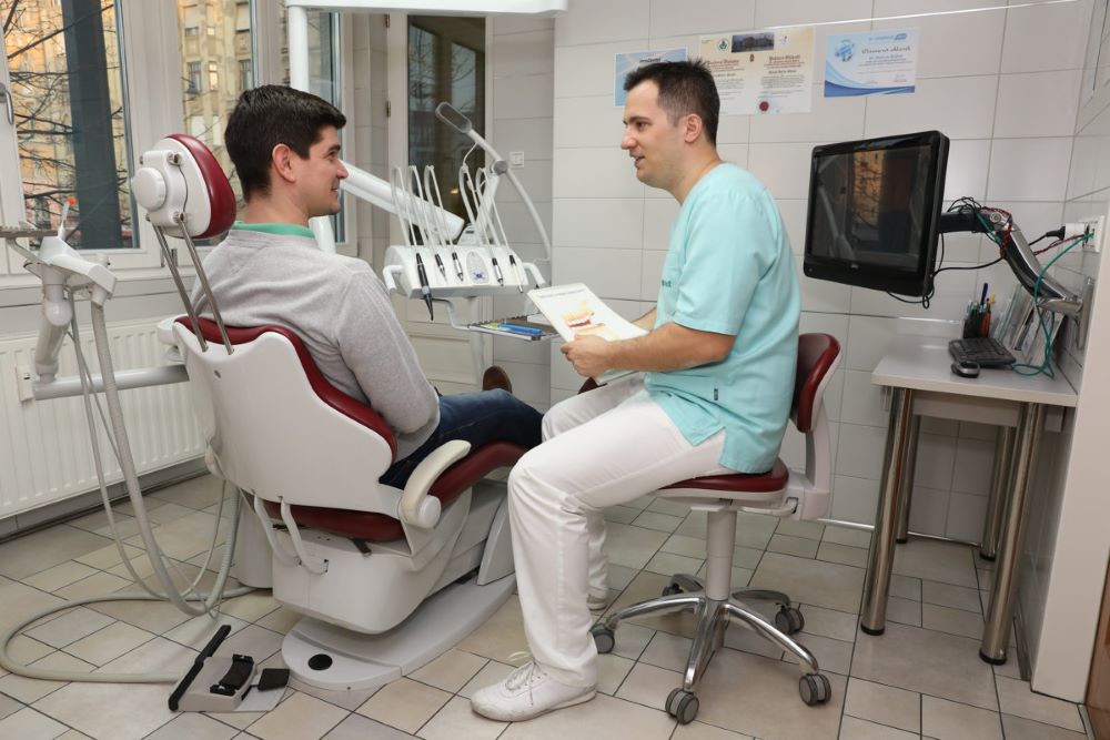 A pericoronitis tünetei közé tartozhat az erős, kisugárzó fájdalom, a gennyes váladékozás, ínyvérzés, szájzár.