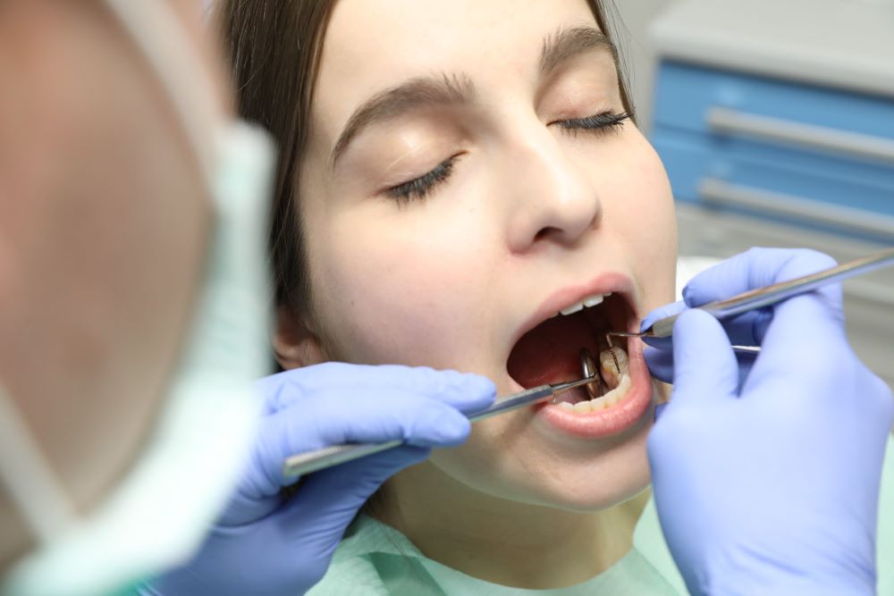 Mozgó fogak többek közt fogágybetegség, gyulladt fog, trauma vagy fogcsikorgatás következményeként alakulhatnak ki.