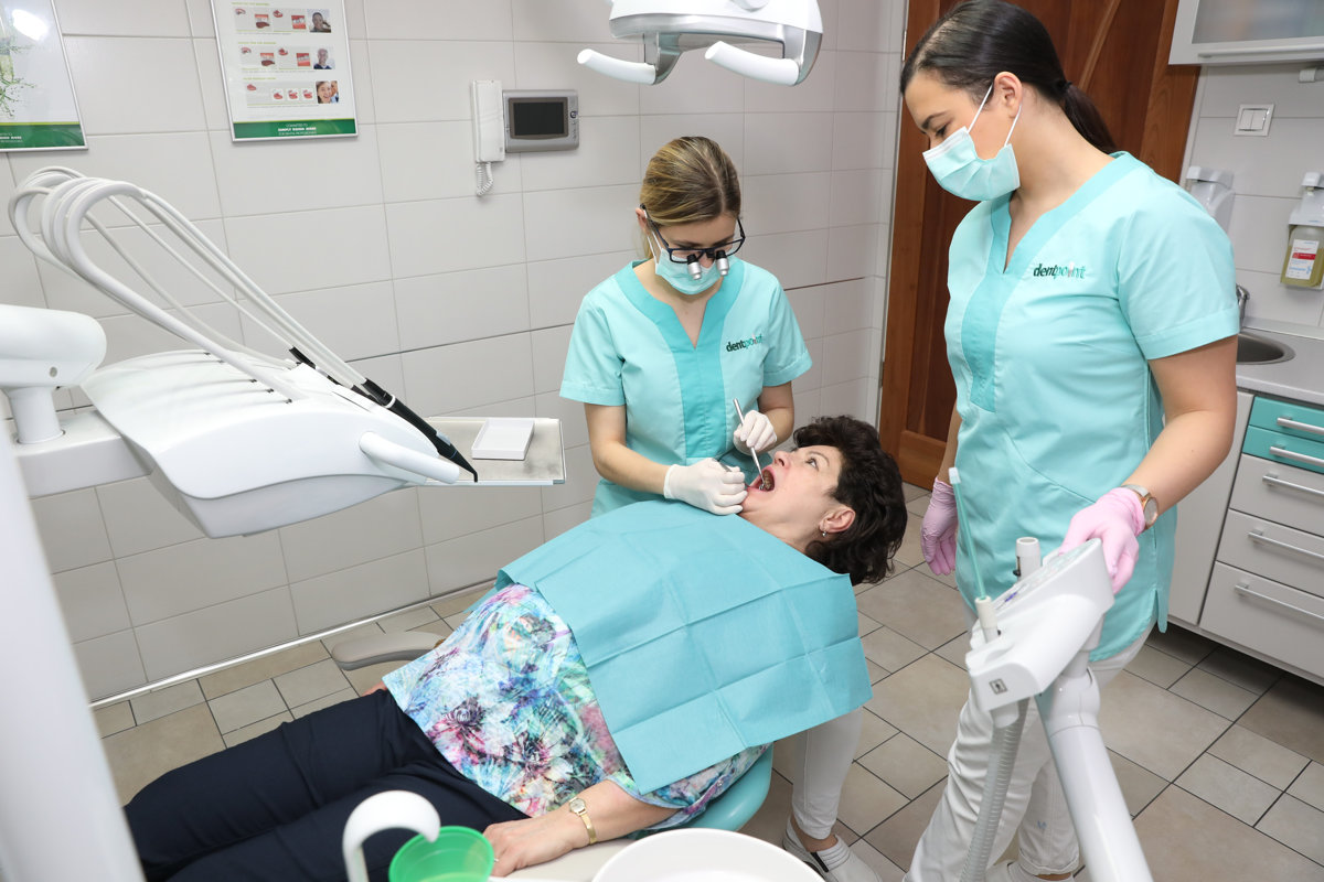 A periimplantitis az egyik leggyakoribb biológiai szövődmény, amely a fogászati implantátumokat érintheti.