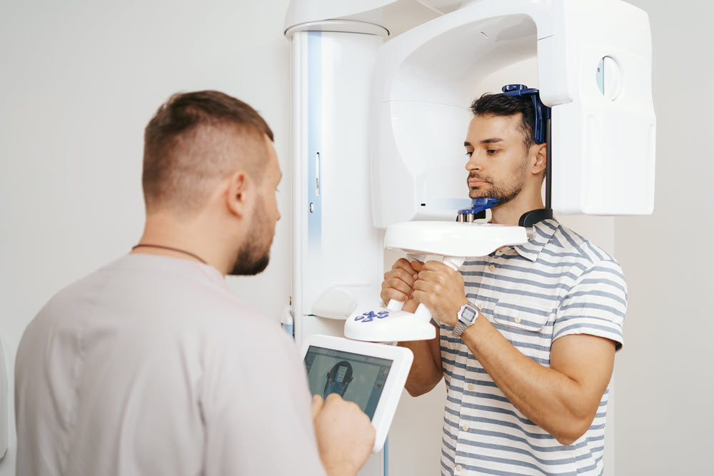 A cone-beam komputertomográfia (CBCT) háromdimenziós, nagy felbontású képet nyújt az állcsontokról és a környező struktúrákról.