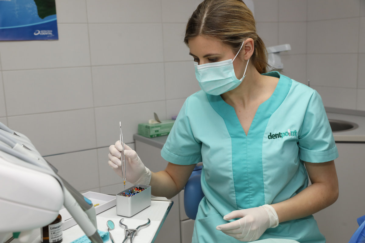 Gyökérkezelés után az érzéstelenítés elmúltáig kerüljük az ételek fogyasztását!