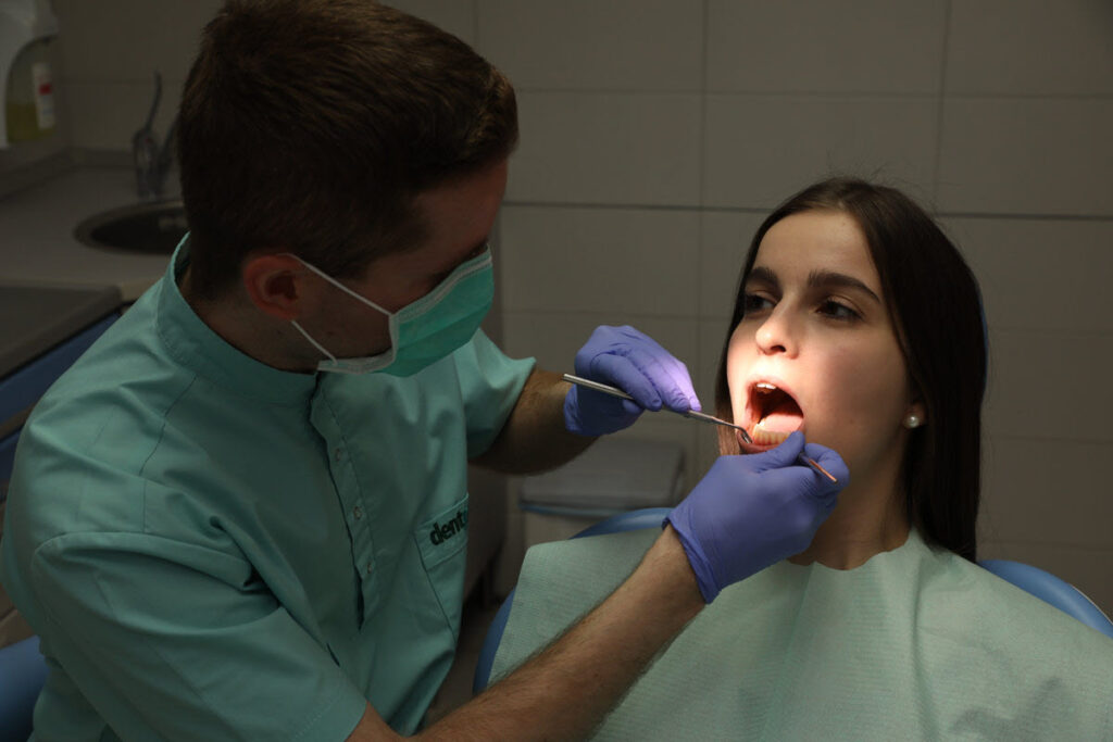 Fogfájás esetén mindenképp fel kell keresni a fogorvost.